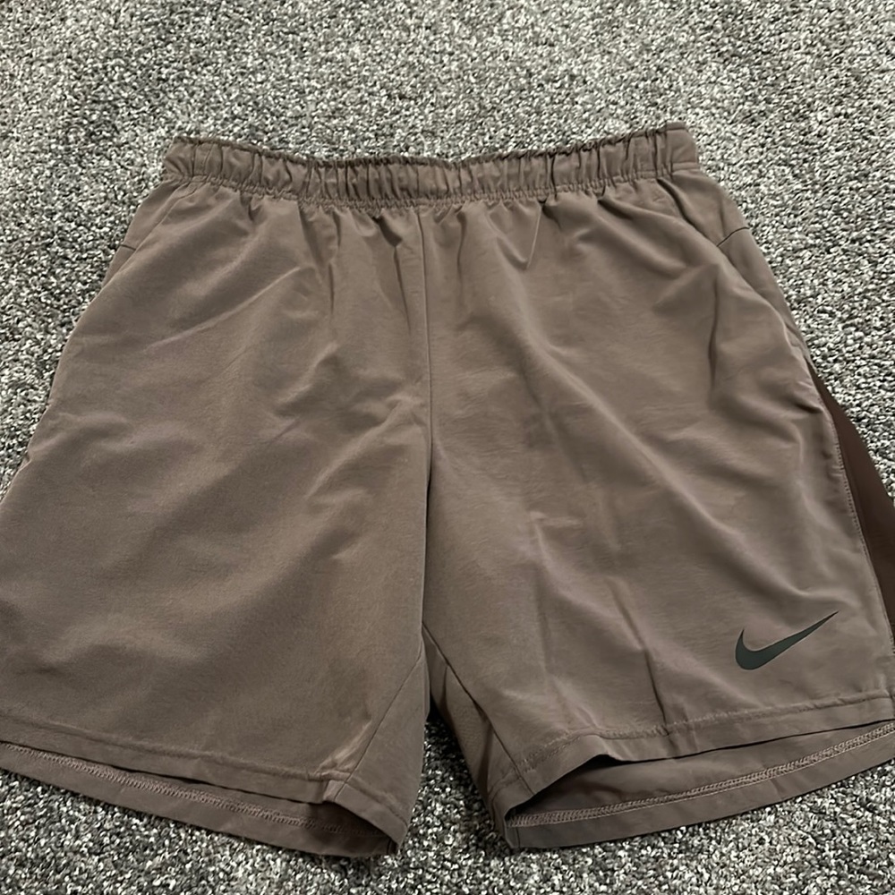 Men’s XL mauve nike shorts.